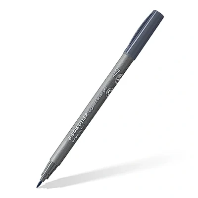 Abbildung von STAEDTLER brush pen pigment Arts, dunkel kaltgrau, pigmentierte Premium Zeichentusche, Pinselspitze für variable Linienbreite, wasserfest, schnelltrocknend, 10 pens im Kartonetui, 371 871