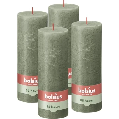Abbildung von Bolsius Rustik Stumpenkerzen Olivengrün 4 Stück 19 x 7 cm Länge Brenndauer 85 Stunden Unparfümierte Natürliches Pflanzenwachs Ohne Palmöl