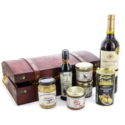 Abbildung von Bull &amp; Bear Geschenkkorb Schatzkiste 36x24x12cm Feinschmecker Geschenkset mit Rotwein, gefüllten Oliven, Balsamico, körniger Senf und Fleisch Terrinen