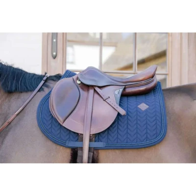 Abbildung von Kentucky Horsewear Schabracke inkl. Metallkette Springen Marine