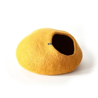 Abbildung von LucyBalu® Premium Katzenhöhle aus Filz Natürliches Katzenbett 100% Flauschiger Wolle Filzhöhle für Katzen handgefertigt in Nepal Kuschelhöhle 45x45x28 cm Mustard