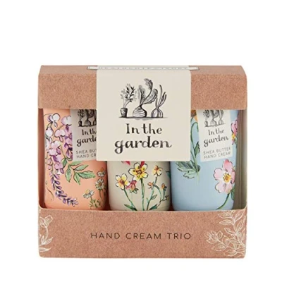 Abbildung von Heathcote &amp; Ivory in The Garden Handcremes Trio Geschenkbox Sheabutter ätherische Öle tierversuchsfrei veganfreundlich Reisefreundliche Größen 3 x 30 ml