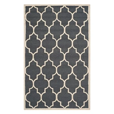 Abbildung von SAFAVIEH Geometrisch Teppich für Wohnzimmer, Esszimmer, Schlafzimmer Cambridge Collection, Kurzer Flor, Dunkelgrau und Elfenbein, 122 X 183 cm