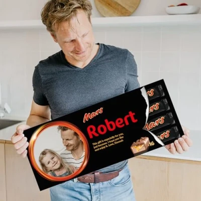 Abbildung von XXL Mars personalisierte Schokoladentafel Personalisieren Sie Ihre riesige Milchschokolade Geschenkbox, das perfekte Geschenk für Frauen, Männer (Mega Mars)