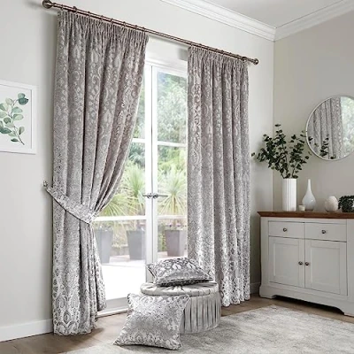 Abbildung von Curtina Silberne Samtvorhänge Damast B 46 x L 54 (117 137 cm) 2 Raffhalter im Lieferumfang enthalten Damastvorhänge gewebte Vorhänge in Silber Luxus &amp;