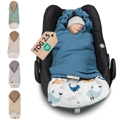 Abbildung von ULLENBOOM Einschlagdecke Babyschale, 100% OEKO TEX Materialien, Ideal für Herbst und Winter, Blau Wale (Made in EU) Babydecke Kindersitz oder Kinderwagen, kuschelige Decke Babys