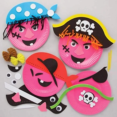 Abbildung von Baker Ross FE316 Piraten Bastelteller Set, 4 Stück, Kinder Bastelsets aus Papptellern und selbstklebenden Schaumstoffteilen, perfekt für Kunst Bastelaktivitäten