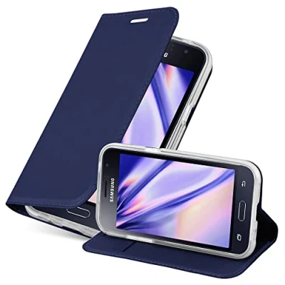 Abbildung von Cadorabo Hülle kompatibel mit Samsung Galaxy J1 2016 aus Premium Kunst Leder Flip Klappbare Stoßfeste Magnetische [Standfunktion] [Kartenfächern] Cover für Tasche in Blau