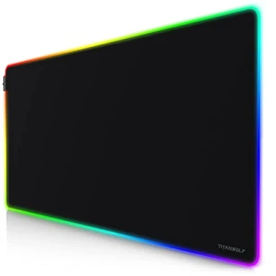 Abbildung von TITANWOLF XXXL RGB Gaming Mauspad 1200 x 600 mm Übergröße Mousepad LED Multi Color 7 Farben Plus 4 Effektmodi für Präzision und Geschwindigkeit Gummierte Unterseite abwaschbar