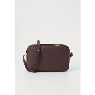 Abbildung von Calvin Klein Mini Bag &quot;FOIL LOGO ELONGATED CAMERA BAG&quot;, Schultertasche, kleine Damen Umhängetasche mit Logoschriftzug