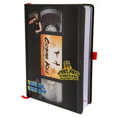 Abbildung von Cobra Kai Notizbuch &amp; Sticker Set (VHS Design) A5 Premium Journal Notizbuch, Schreibbuch Notizbücher A5, tolle Geschenke Offizielles Merchandise