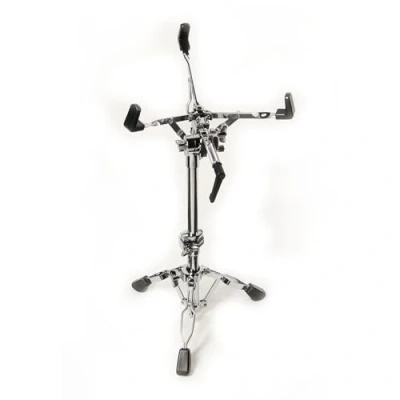 Abbildung von Fame SDS9003 Snare Ständer, Doppelstrebig, Verchromt, Höhenverstellbar 40 57cm, Flexibles Kugelgelenk, Faltbares Design, Gummierte Haken