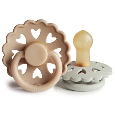 Abbildung von FRIGG Fairytale Schnuller 2 Packung Latex BPA Frei Hergestellt in Dänemark Symmetrischer Sauger Kirschform (Silky Satin/Willow Gray, Größe 1 (0 6 Monate))