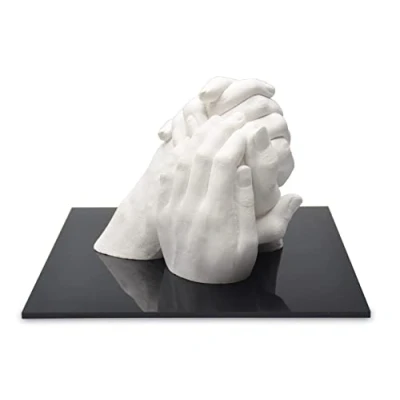 Abbildung von Lucky Hands® Family Abformset Trio 3D Familien Handabdruck DIY Set für 3 Erwachsenenhände Gipsabdruck Familie Auch Kinder und Jugendliche (Acrylsockel schwarz 25 x 0,5 cm)