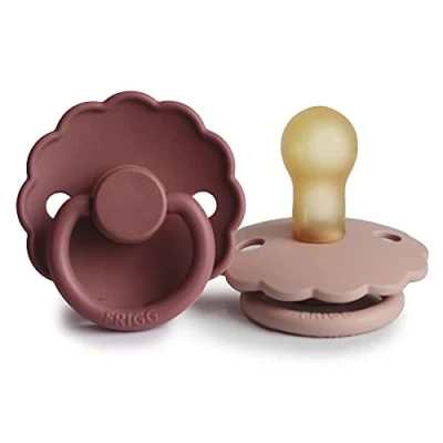 Abbildung von FRIGG Daisy Latex Schnuller Klassischer 2er Pack Symmetrische Kirschform BPA frei Made in Dänemark Rouge/Woodchuck, Größe 1 (0 6 Monate)