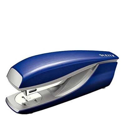 Abbildung von Leitz Büroheftgerät aus Metall, Für 30 Blatt, Inkl. Heftklammern, Ergonomisches Design, Titan Blau, Style Serie, 55626069