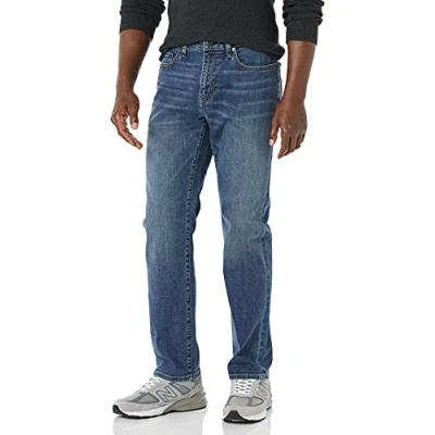 Abbildung von Amazon Essentials Herren Jeans mit gerader Passform und hohem Stretchanteil, Mittlere Waschung, 30W / 34L