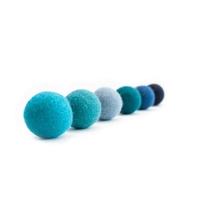 Abbildung von LucyBalu® Filzbälle für Katzen I Katzenspielzeug Katzenbälle aus Filz Spielsachen 100% Wolle Natürliches Spielzeug Spielbälle Fair Nepal 6 Stück Blau