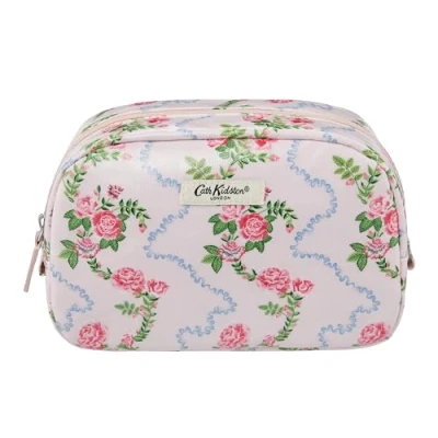 Abbildung von Cath Kidston Kulturbeutel Kosmetiktasche Flutter Rose Reisegröße &amp; veganfreundlich Schönheitsgeschenk für Sie