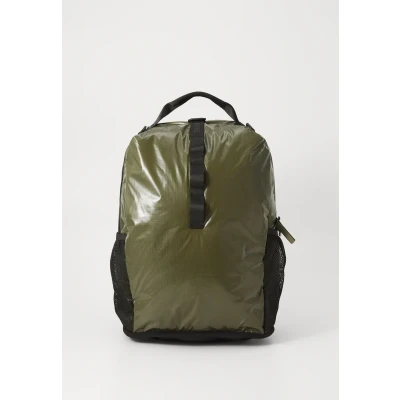 Abbildung von Rains Sibu Clip Front Laptop Backpack W3 marsh
