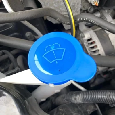 Abbildung von Deckel Für Wischwasserbehälter Kompatibel Mit Nissan Qashqai Dualis J10 J11 Wischer Auto Scheibenwischer Waschflüssigkeitsbehälter Flaschendeckel Kappen Abdeckungs Scheibenwaschmittel 28913JD0