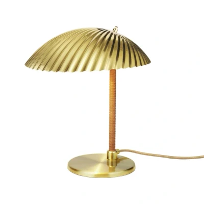 Abbildung von GUBI 5321 Tischleuchte mit Rattan Stab, messing