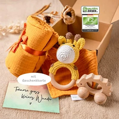 Abbildung von Baby Storch® Geschenk zur Geburt Junge und Mädchen, 5 in 1 Set Musselin Tuch, Lätzchen, Holz Spielzeug, Rassel, Geschenkverpackung