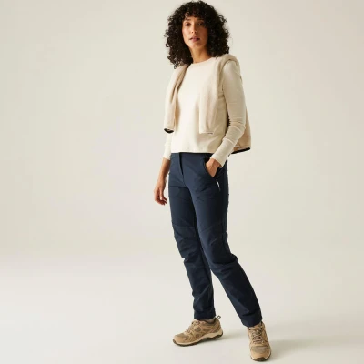 Abbildung von Regatta Questra V Wanderhose für Damen mit Isoflex Stretchmaterial, perfekt zum Wandern, Spazierengehen und Outdoor Aktivitäten