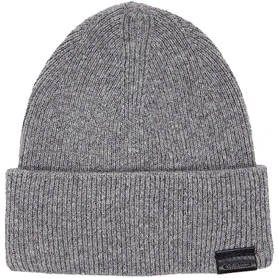Abbildung von Calvin Klein Herren Leather Patch Docker Beanie K50K510978 Gestrickte Mütze, Grau (Ghost Gray), OS