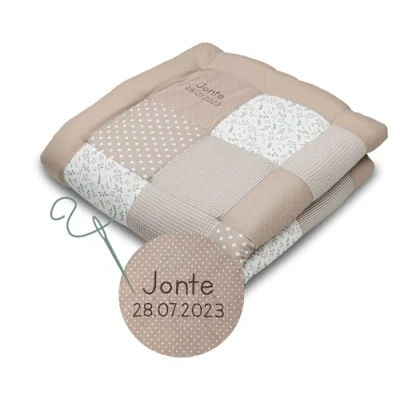 Abbildung von ULLENBOOM Krabbeldecke für Baby mit Personalisierung, 100% OEKO TEX Materialien, Sandblume 120x120 cm Babydecke Namen und Datum, ideal als Spieldecke personalisiertes Geschenk zur Geburt