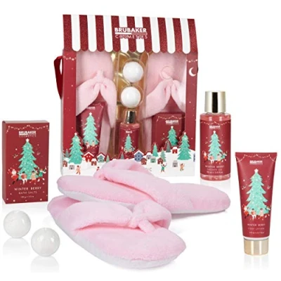 Abbildung von BRUBAKER Cosmetics Bade und Dusch Set Winter Beeren Duft 6 teiliges Geschenkset mit extra weichen Plüsch Hausschuhen rosa Weihnachtsset für Freundin