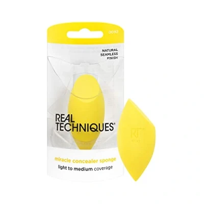 Abbildung von Real Techniques Miracle Concealer Sponge, Schwamm zum Mischen von Make up für flüssige und cremefarbene Concealer, längliche Form präzises Auftragen unter den Augen an engen Stellen,1 Stück