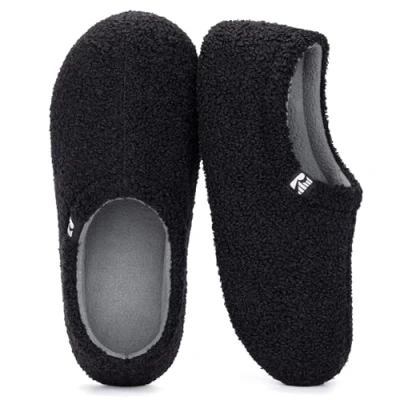 Abbildung von RockDove Damen Teddy Fleece Hausschuhe mit geschlossener Ferse für den Innenbereich, 42/43 EU, Schwarz