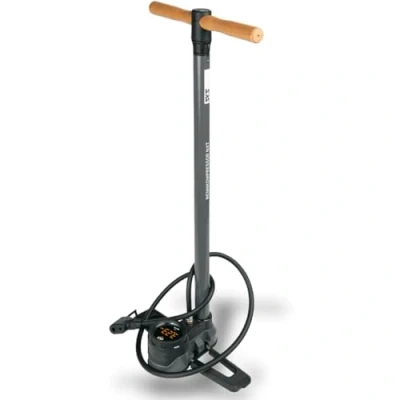 Abbildung von SKS Germany RENNKOMPRESSOR NXT DIGI Standpumpe (Luftpumpe für alle Ventilarten, LED Digitalmanometer, Metallrohr, Metallfuß, Holzgriff, max. Druck: 16 bar / 232 PSI), Schwarz