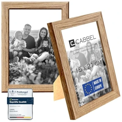 Abbildung von CABBEL Doppelpack (2er Set) Bilderrahmen 15x21 cm, Eiche, stabiles MDF Holz Rahmen, bruchsicherem Plexi Glas, zum Aufhängen &amp; Aufstellen, ideal für Fotos/Bilder/Collage