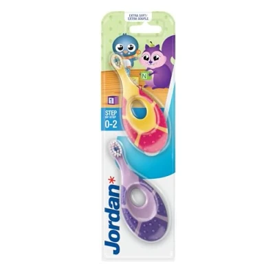 Abbildung von Jordan ® Step 1 Baby Zahnbürste 0 2 Jahre Die Original Kleinkindzahnbürste mit extra weichen Borsten und weichem Beißring für Babygummis Easy Grip Rosa Lila pack