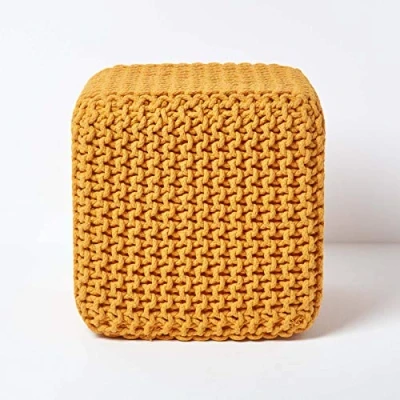 Abbildung von Homescapes gestrickter Sitzhocker Sitzwürfel Senf, Strick Sitzpuff 35 x cm, Strickhocker mit grob gestricktem Bezug aus 100% Baumwolle, Füllung Polystyrol…