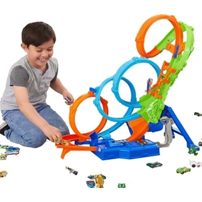 Abbildung von Hot Wheels Spielzeugauto Trackset mit 4 Loopings, 3 spuriger Crash Zone und batteriebetriebenem Beschleuniger, zur Aufbewahrung zusammenklappbar, im Maßstab 1:64, HXT06