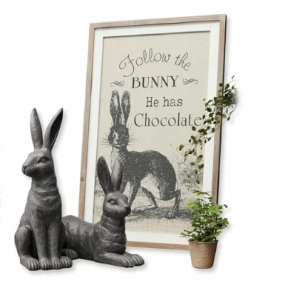 Abbildung von Loberon Dekoboard Chocolate, hübsches Vintage Dekoboard, kunstvoll gezeichnetes Hasen Motiv, Ostern, Osterdekoration, Deko Objekt, Tannenholz, Kiefernholz, Eisen, braun/schwarz