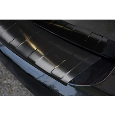 Abbildung von Ladekantenschutz aus Edelstahl in anthrazit mit 3D Abkantung passend für Opel Astra K Sports Tourer ab 11/2015 8/2022 AZUGA AZ30000014
