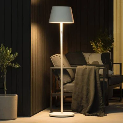 Abbildung von Konstsmide Pomezia Stehleuchte Indoor/Outdoor Regenfest USB Stehlampe weiss Aluminum 11 Lichtfarben 3 Höhen montierbar Akkulaufzeit bis zu 20h 7824 250