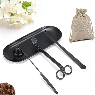 Abbildung von QeeHeng Kerzendochtschneide Set,4 in 1,Kerzen Zubehör Set,Kerzenschneider,Werkzeug Set,Kerzenlöscher,Docht Trimmer Set mit Tablett,Edelstahl Kerzenpflege Werkzeug,Kerzenlöscherstäbchen (schwarz)