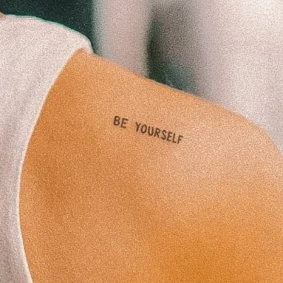 Abbildung von Inkster Tattoo Schriftzug be yourself vegane &amp; wasserfeste Temporäre Tattoos für Erwachsene EU Kosmetikzertifizierte Farbe revolutionäres 2 Wochen Premium Klebetattoos Fake