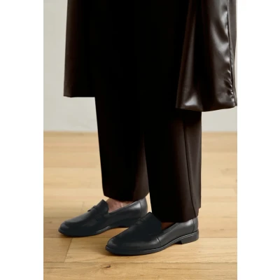 Abbildung von Tamaris Damen Klassische Ballerinas, Frauen Flats,TOUCHit Fußbett,Slip ons,klassisch elegant,Ballerinen,Pumps,Halbschuhe,Slipper,Black Leather,37 EU