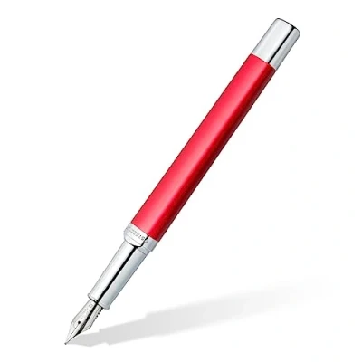 Abbildung von STAEDTLER Füllhalter triplus 474 M, Farbe Roaring Red, hochwertiges Metallgehäuse in ergonomischer Dreikantform, Stahlfeder mit Patrone Schreibfarbe Blau, M02 3