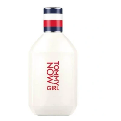 Abbildung von TOMMY Hilfiger NOW GIRL Eau de Toilette 30 ml Parfüm Damen ​​Blumig fruchtiger Duft Frisch und mit Zitrusnoten In einer weißen Glasflasche