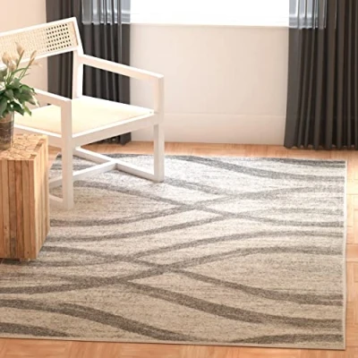 Abbildung von SAFAVIEH Distressed Teppich für Wohnzimmer, Esszimmer, Schlafzimmer Adirondack Collection, Kurzer Flor, Creme und Grau, 91 X 152 cm