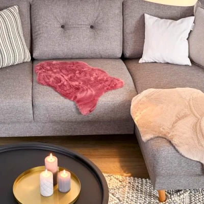 Abbildung von Astra Hochwertiger Kunstfell Teppich flauschig Wohnzimmer Hochflorteppich Lammfell Schaffell Accessoire Dekofell Bordeaux Shape 55 x 80 cm