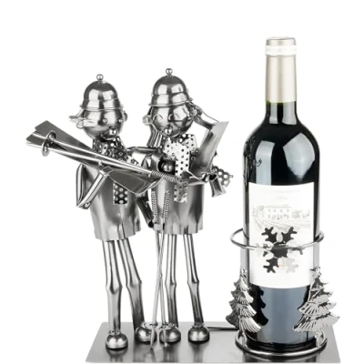 Abbildung von BRUBAKER Weinflaschenhalter Skifahrer Paar Metall Skulptur Flaschenhalter mit Skiern und Skistöcken Wein Geschenk für Wintersportler Flaschenständer Geschenkkarte