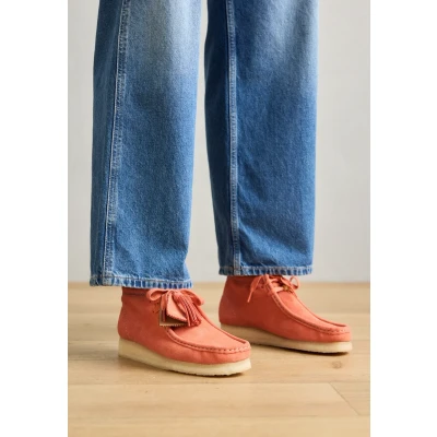 Abbildung von Clarks Originals Wallabee Schnürstiefelette, Damen, Größe: 35.5, Coral Schuhe